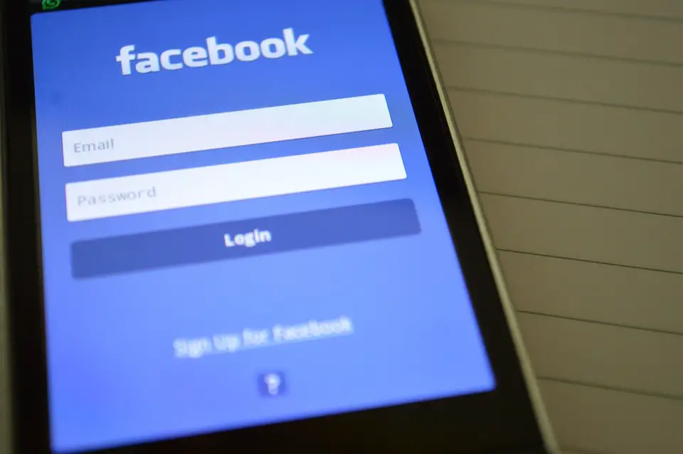Hacking the Mobile Phone is a way for illegal Facebook messenger login